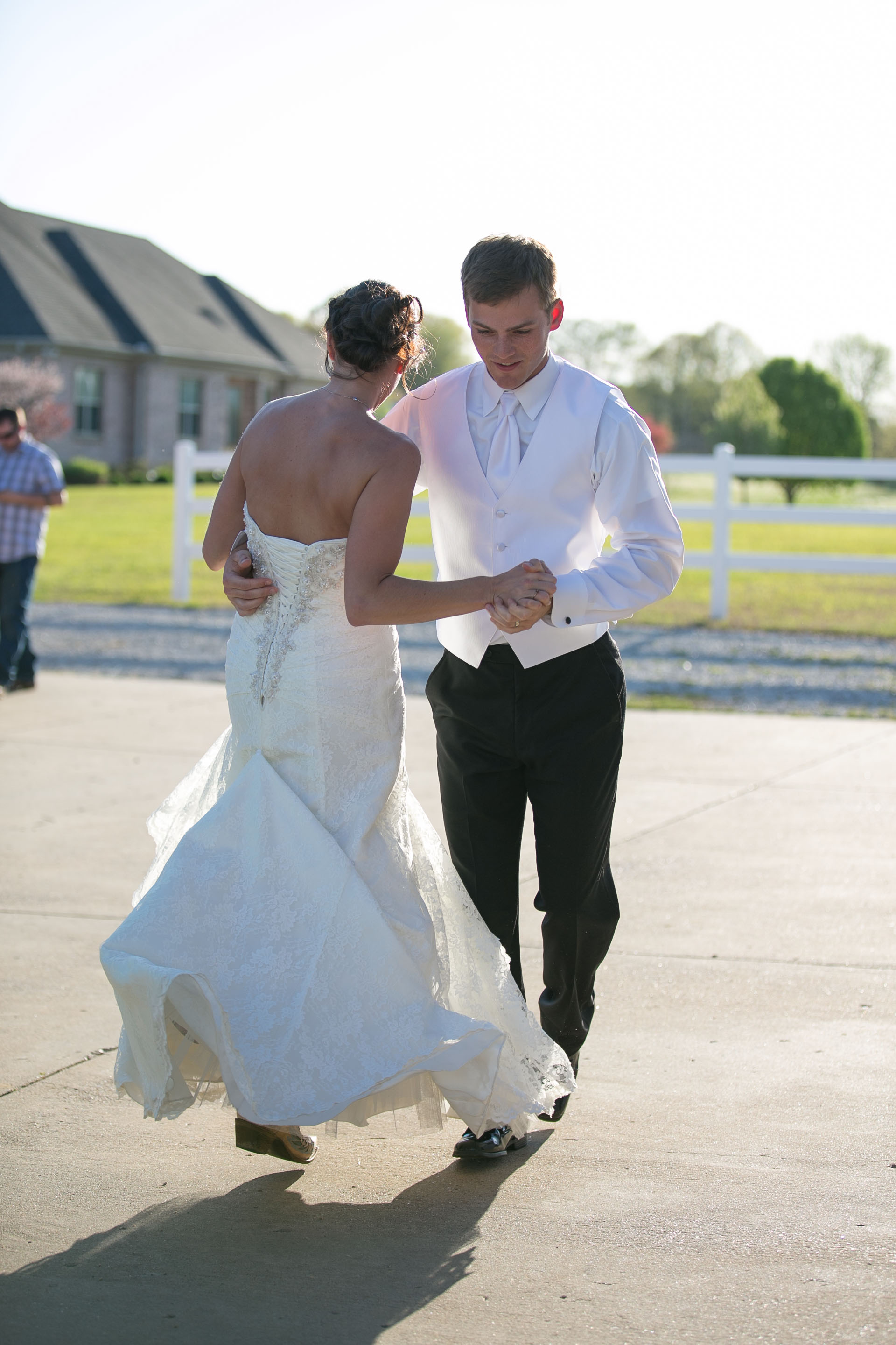 bride-and-groom-dancing