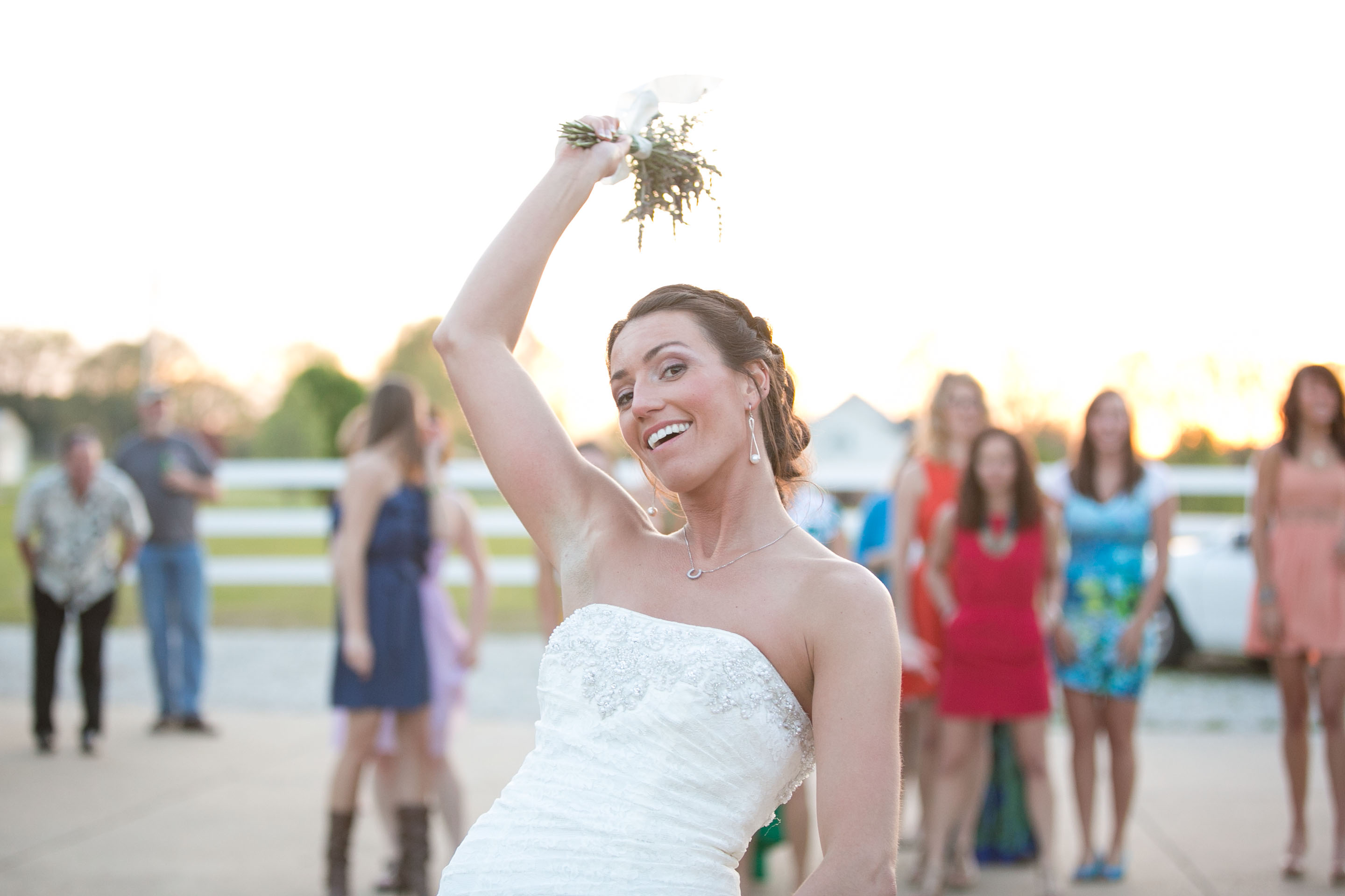 bridal-bouquet-toss