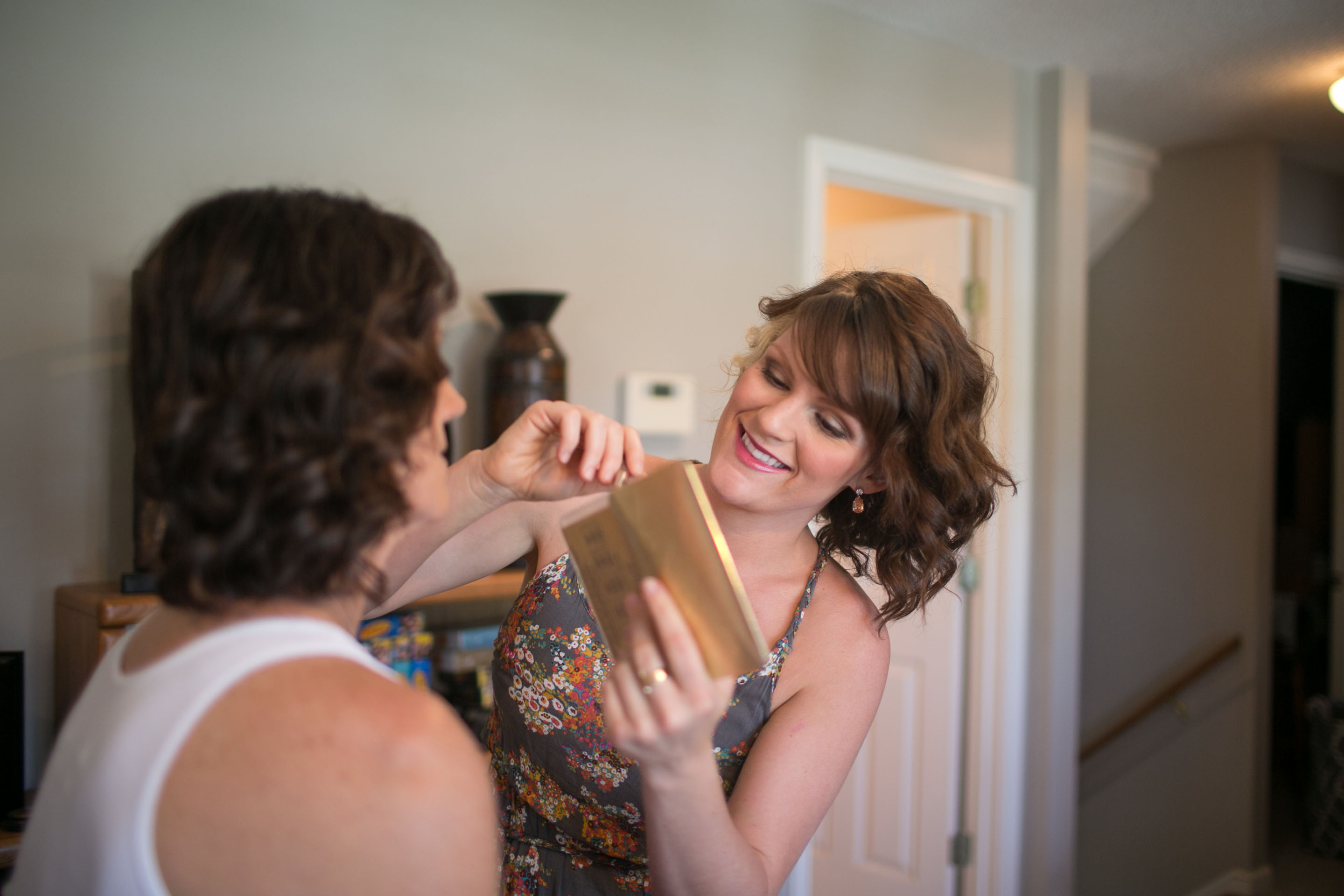 bridesmaid-doing-moms-makeup