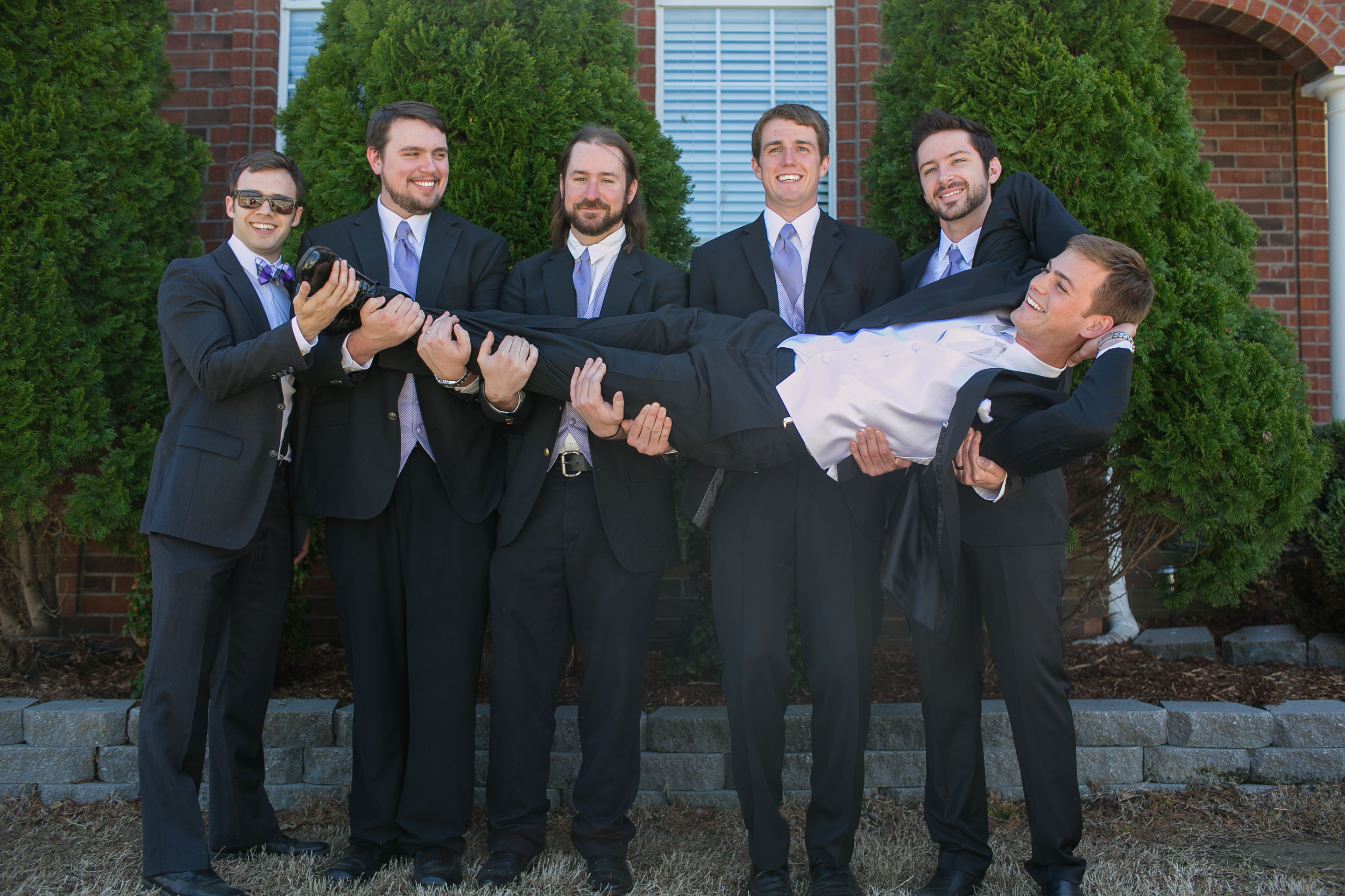 silly-groomsmen-pose
