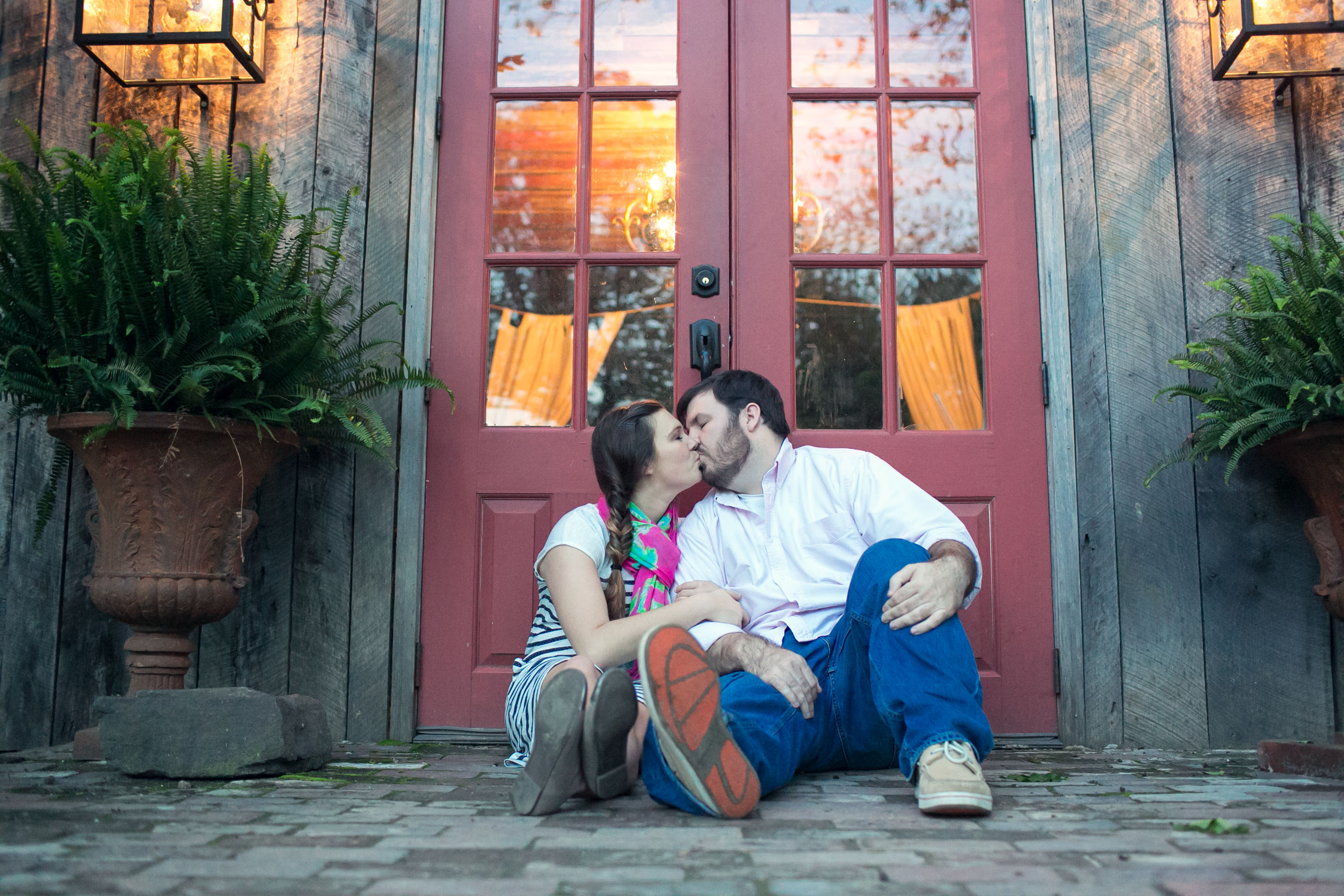 rustic-barn-kiss