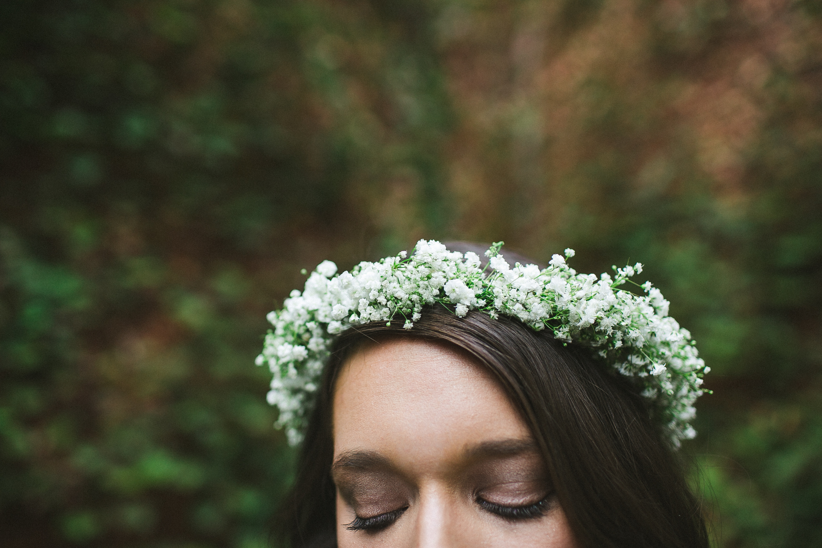 bride-wearing-flower-crown