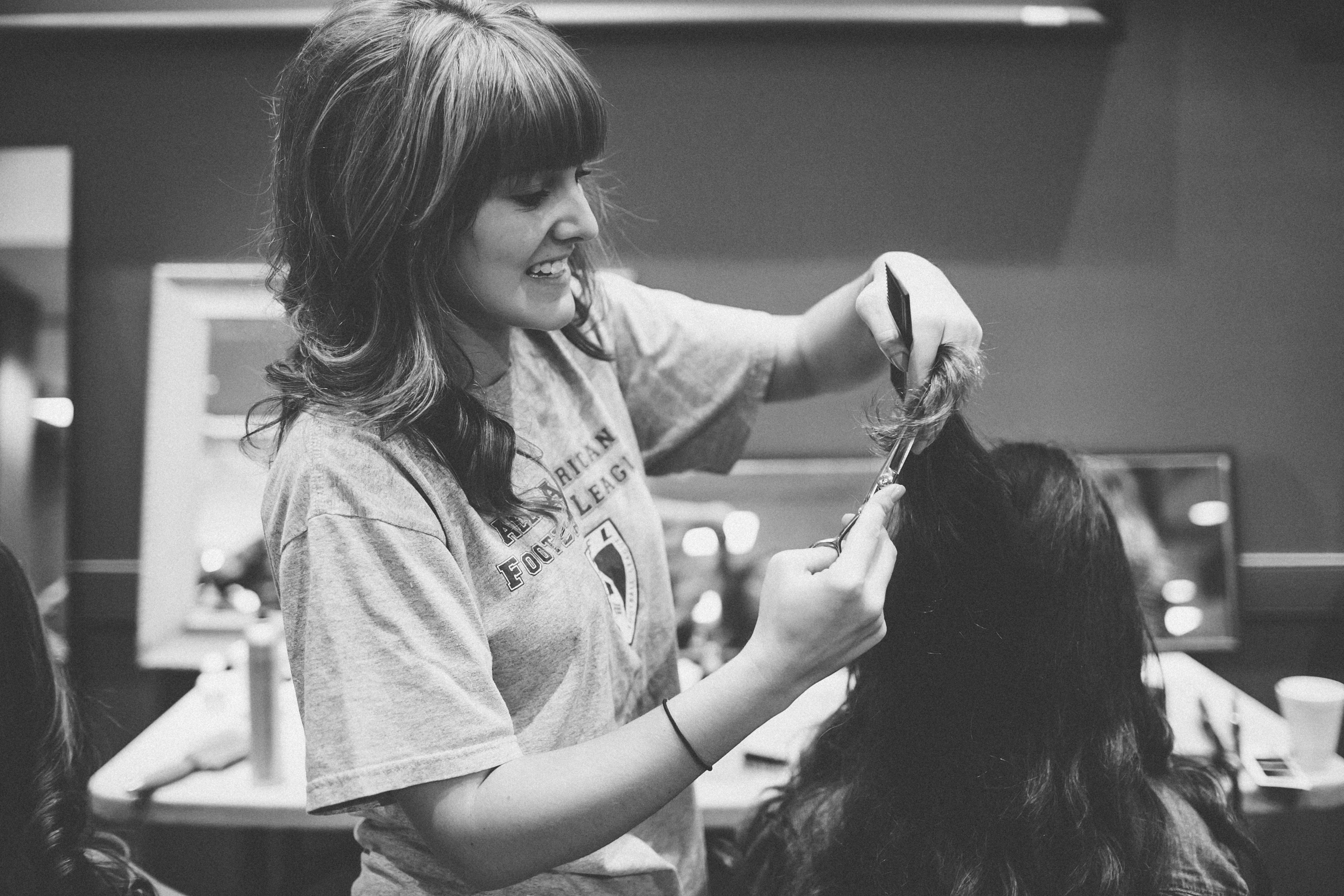 bridesmaid-doing-hair