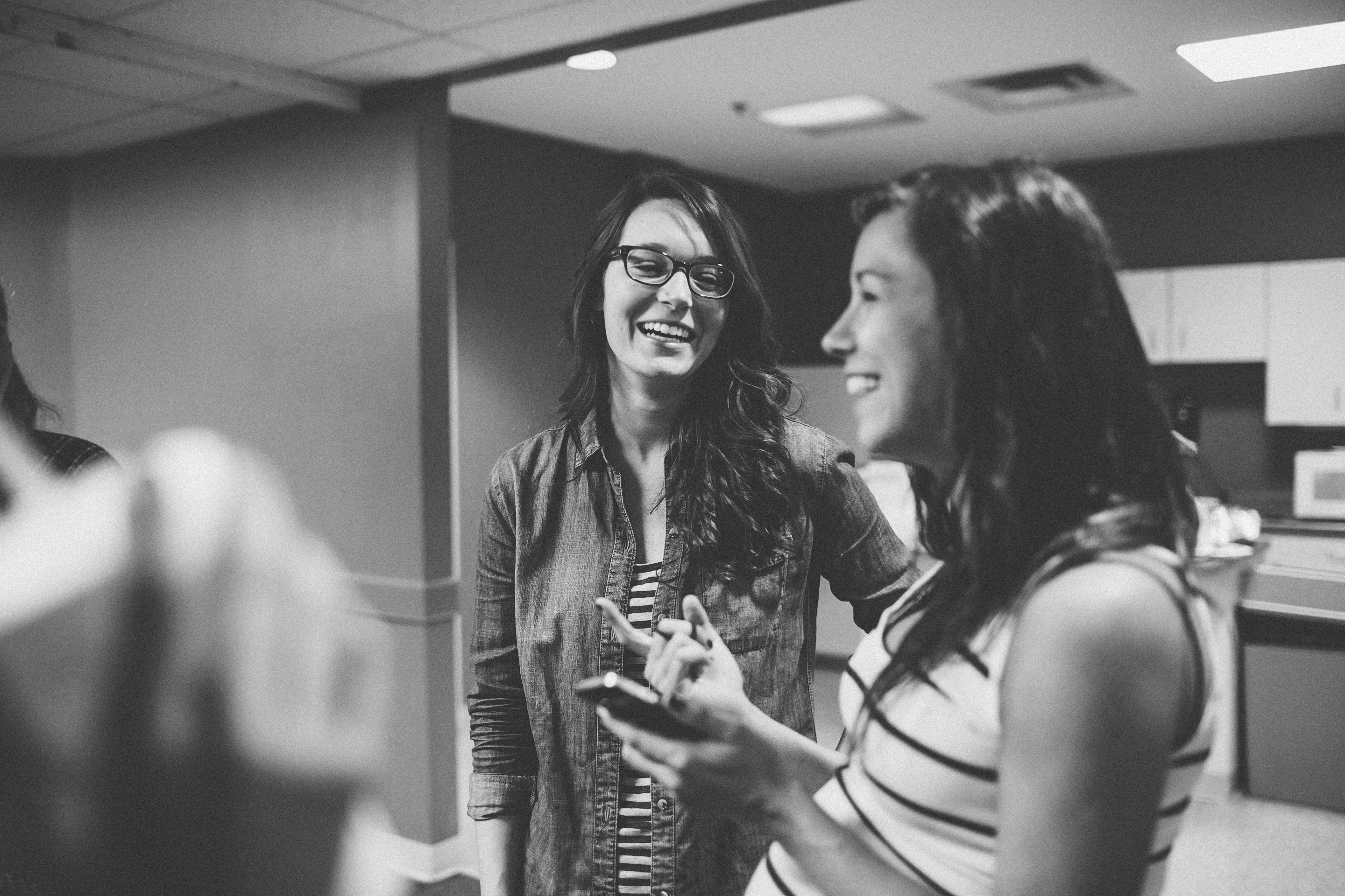 bride-laughing-with-friends