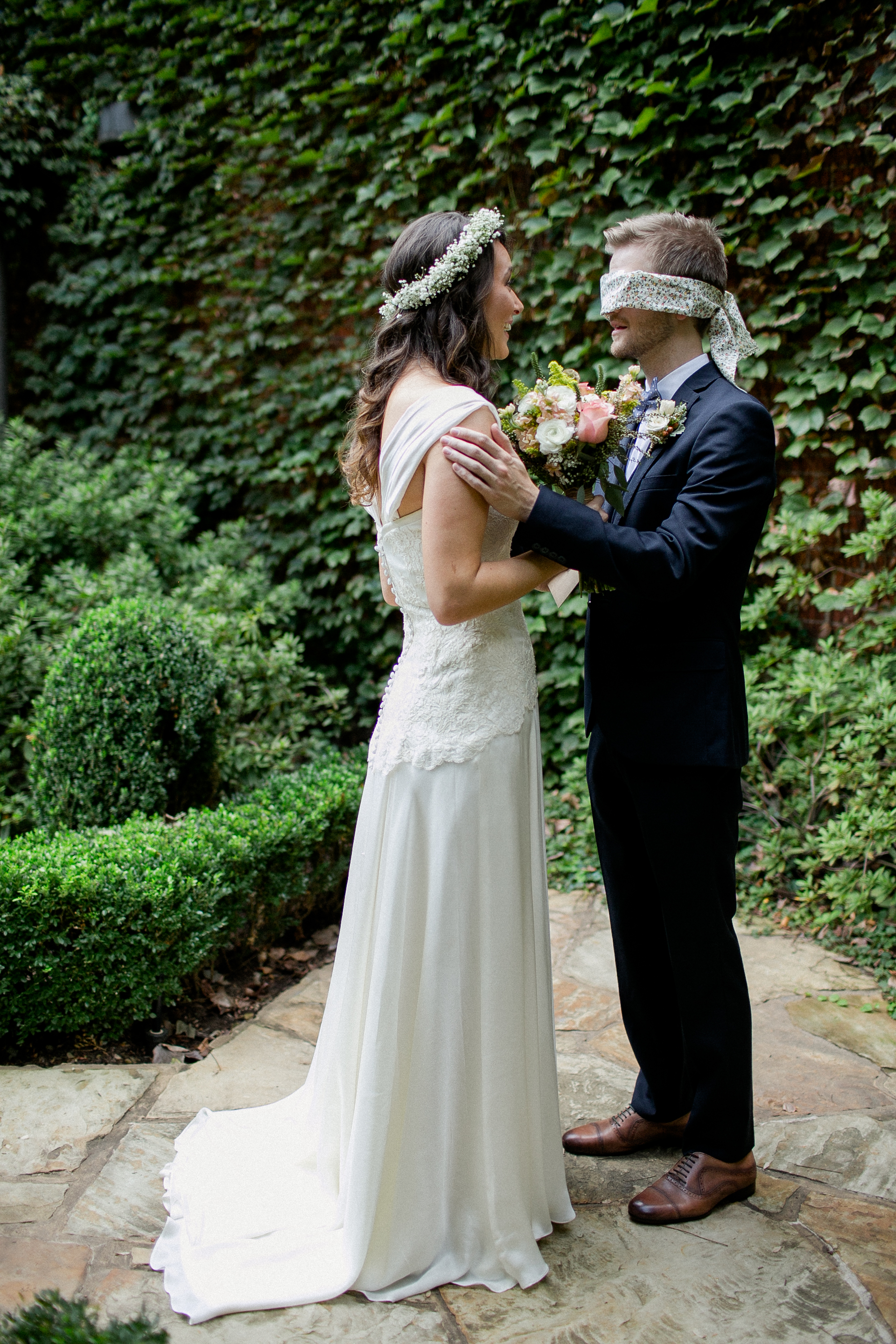 groom-speaking-with-bride