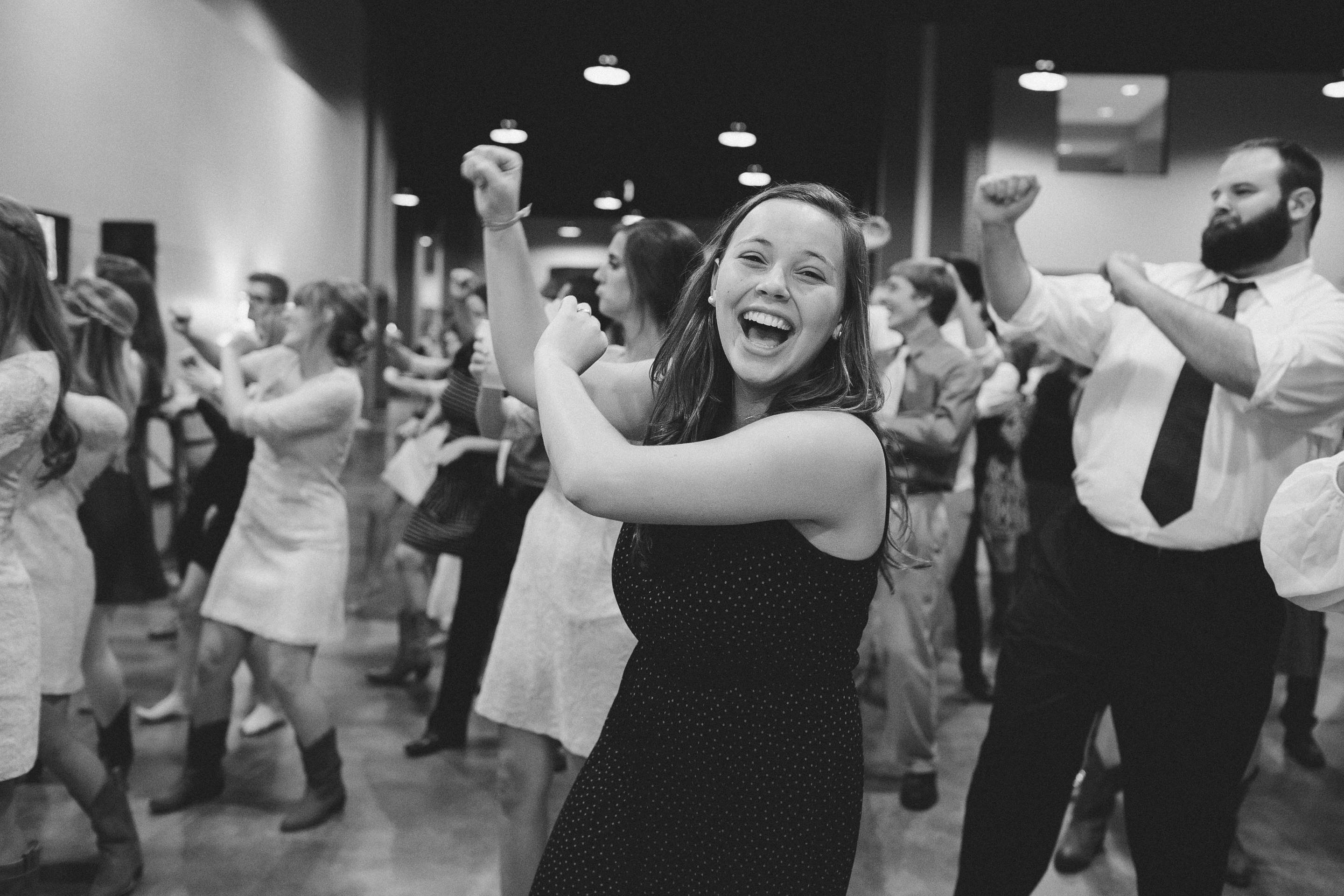 wedding-guests-dancing