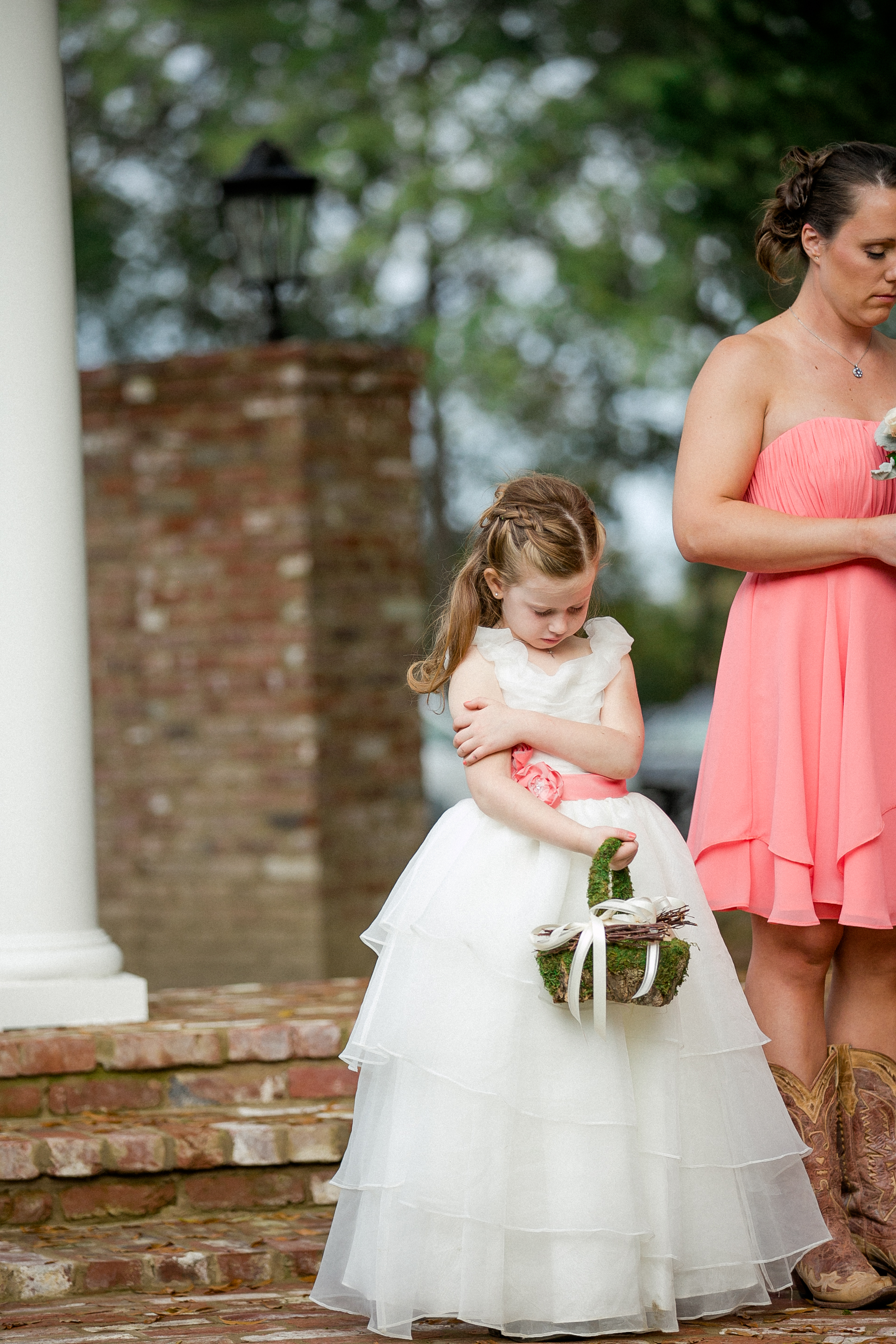 bridal-party-praying
