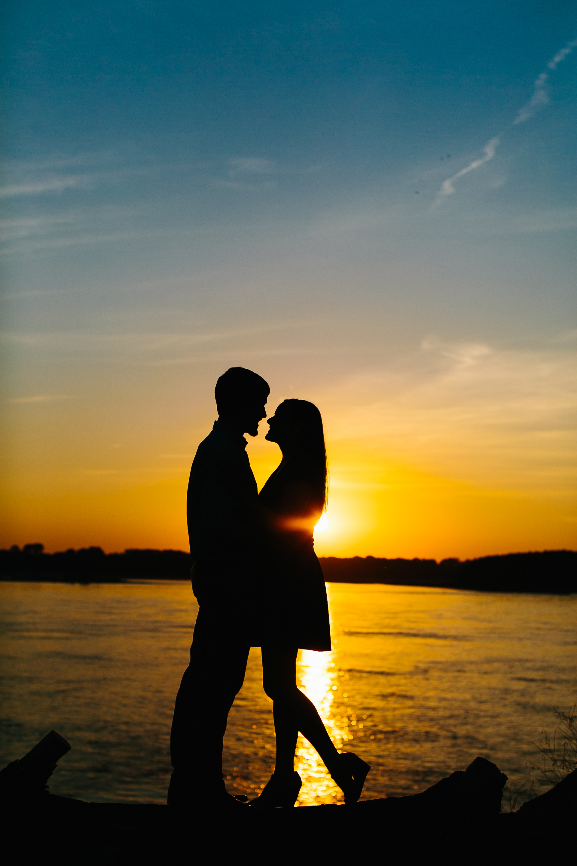 downtown engagement pictures, sunset silhouette