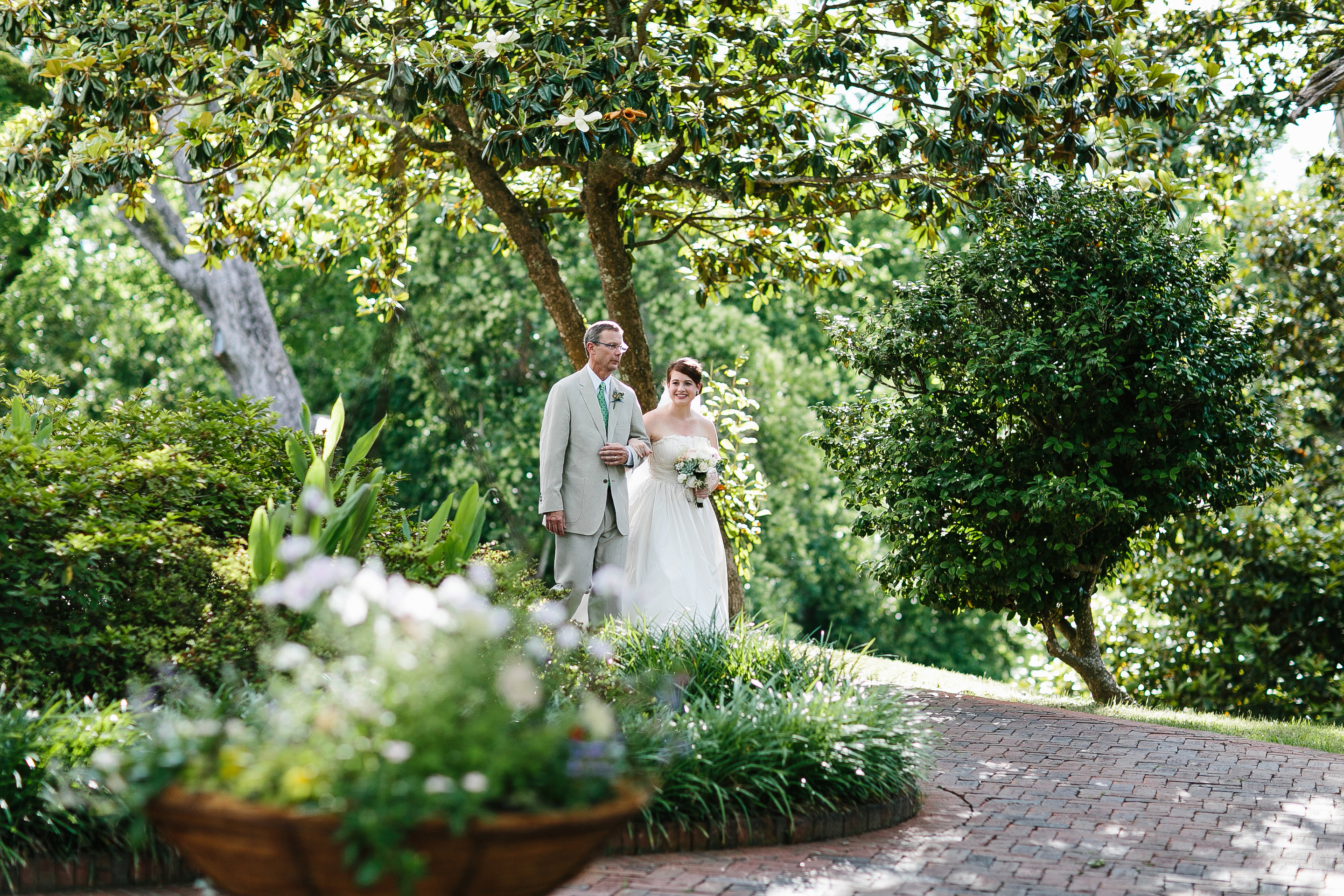 Dunleith Historic Inn Wedding. Creative wedding photographer, journalistic wedding photographer