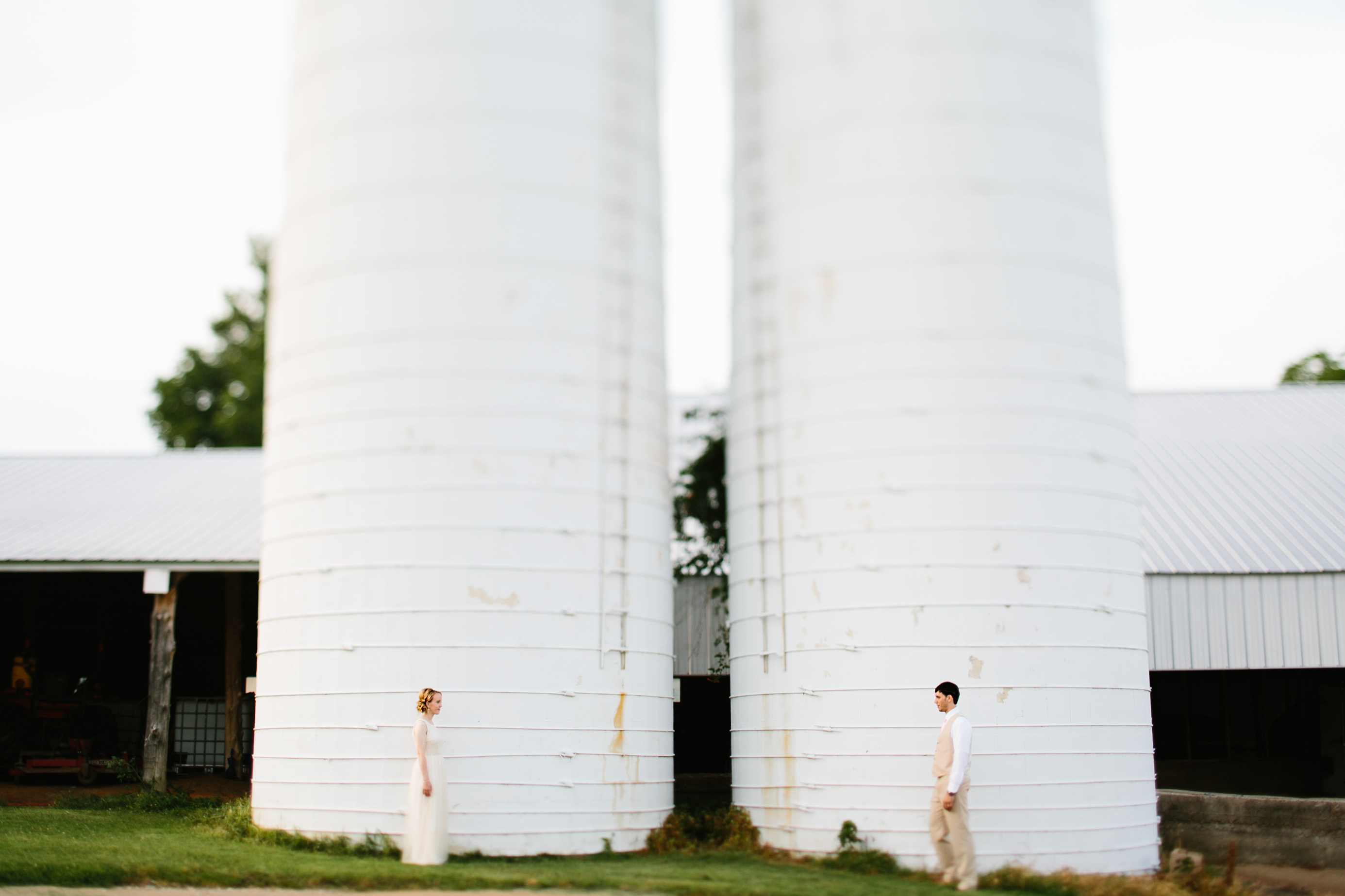 silo. wedding near a silo. farm wedding. vineyard wedding. winery wedding. creative wedding photos. unique wedding photos. Tennessee wedding photographe