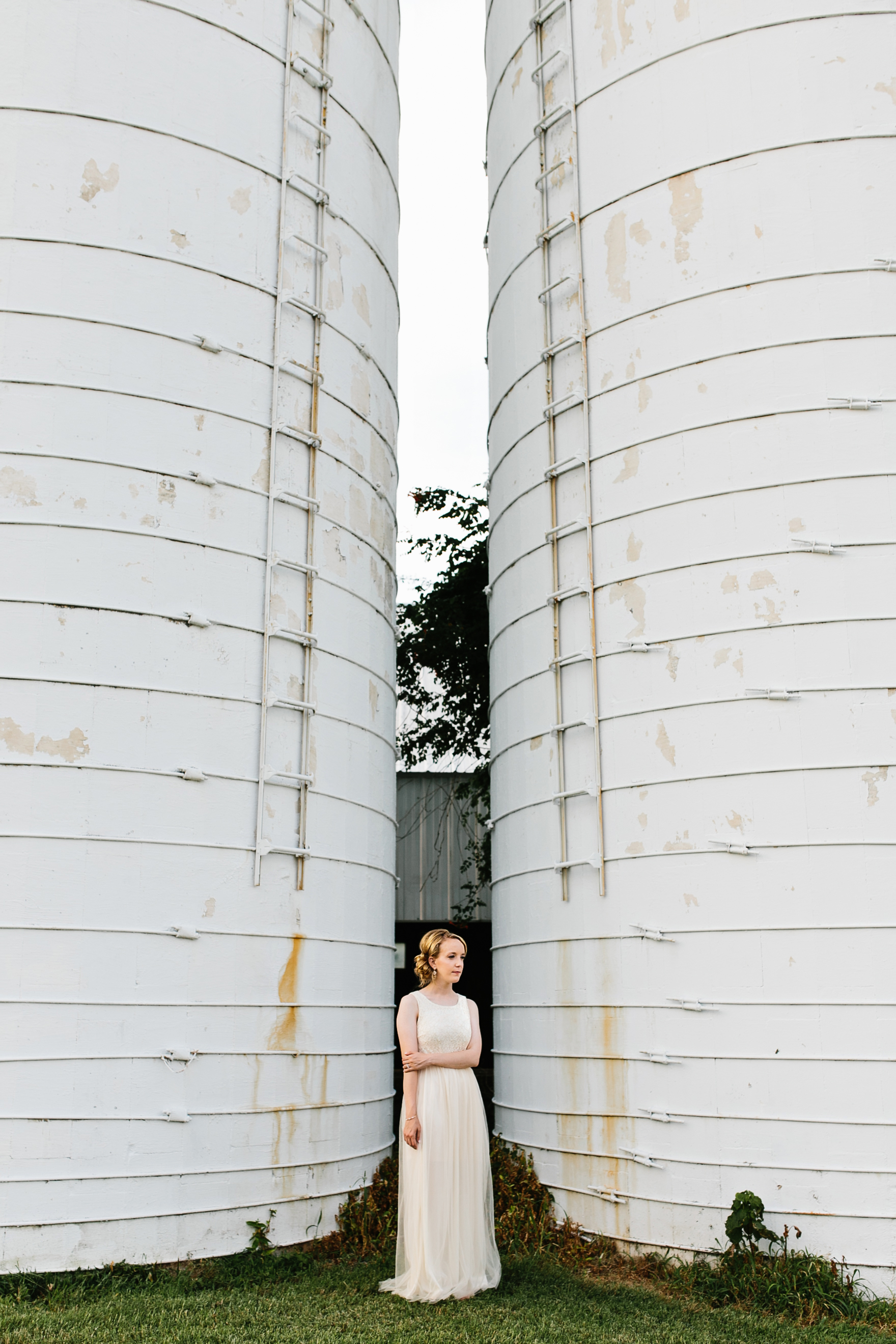 silo. wedding near a silo. farm wedding. vineyard wedding. winery wedding. creative wedding photos. unique wedding photos. Tennessee wedding photographe