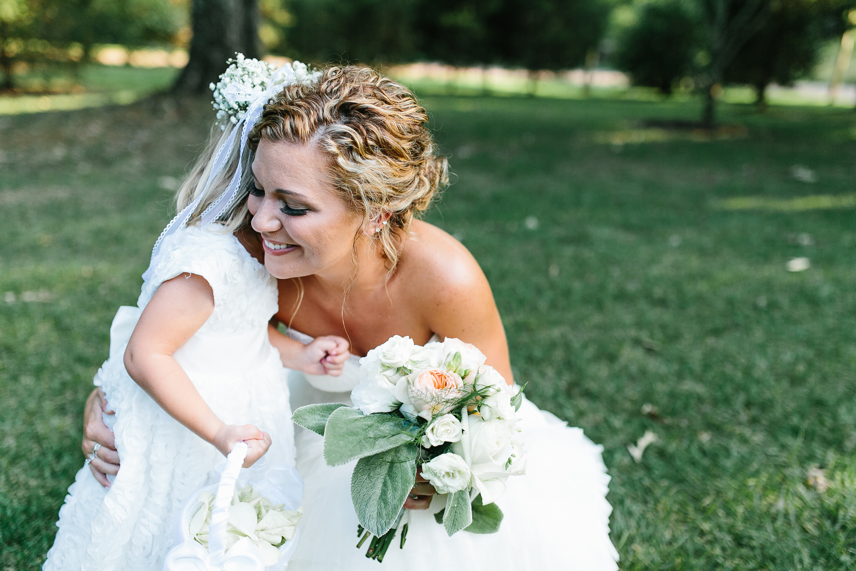 creative wedding photos. intimate wedding photography. tennessee wedding photography. peach bridal party. bridesmaids in coral dresses