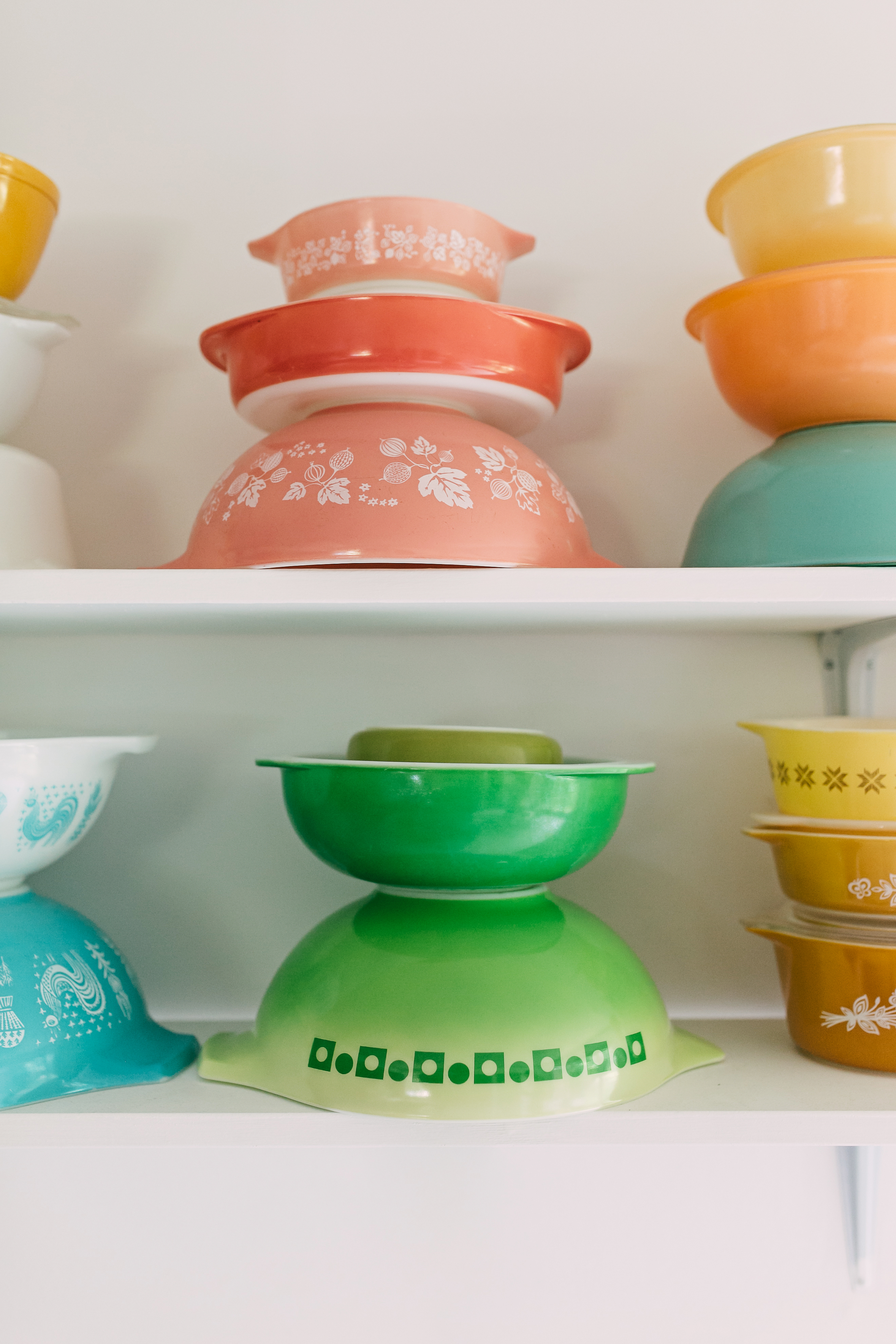 colorful-vintage-pyrex-bowl-collection