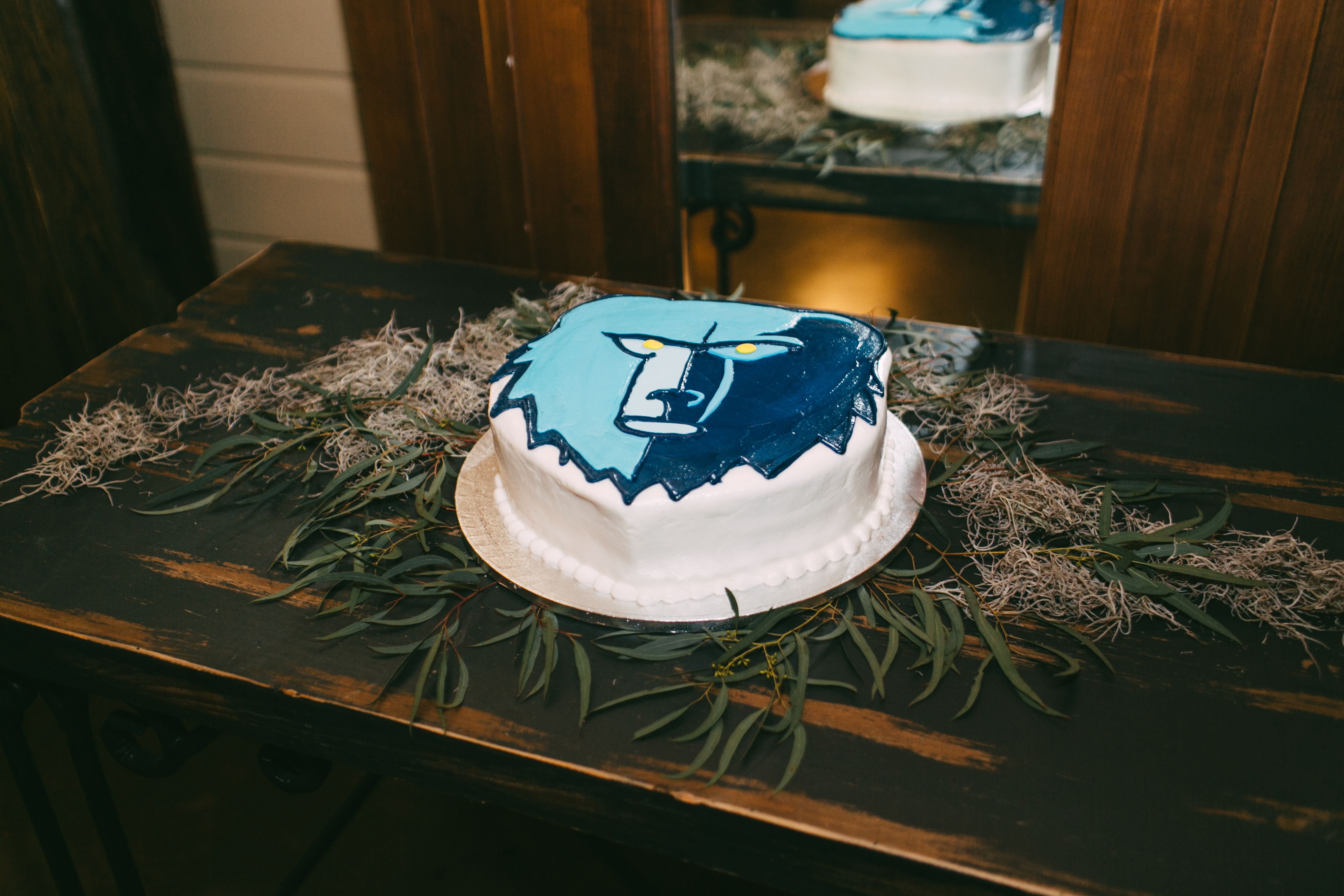 grizzlies-wedding-cake