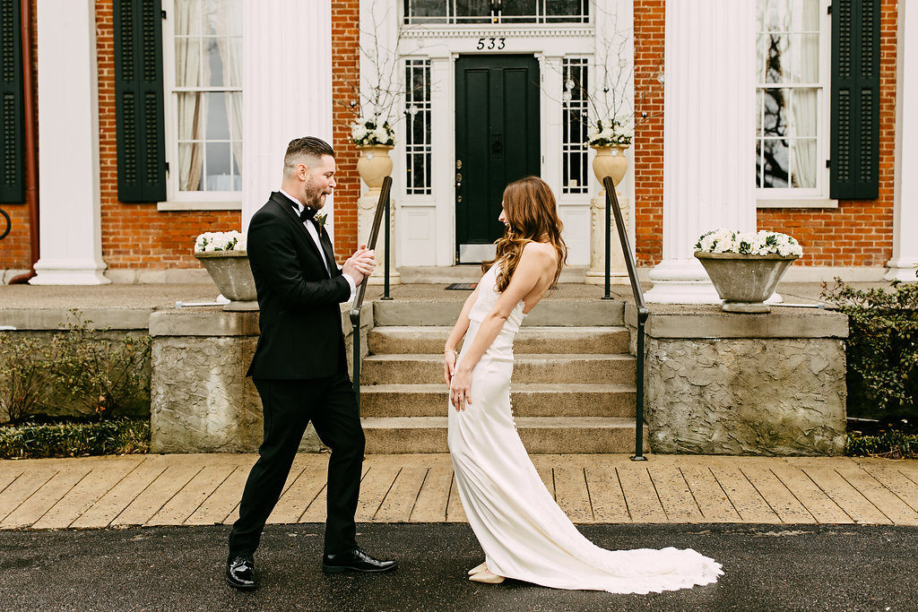 groom-seeing-bride